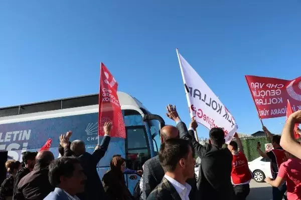 Van'a gelen Kılıçdaroğlu eski bir gelenek olan ekmek, su ve tuzla karşılandı Van'a gelen Kılıçdaroğlu eski bir gelenek olan ekmek, su ve tuzla karşılandı