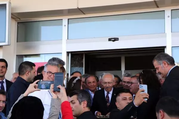 Van'a gelen Kılıçdaroğlu eski bir gelenek olan ekmek, su ve tuzla karşılandı Van'a gelen Kılıçdaroğlu eski bir gelenek olan ekmek, su ve tuzla karşılandı