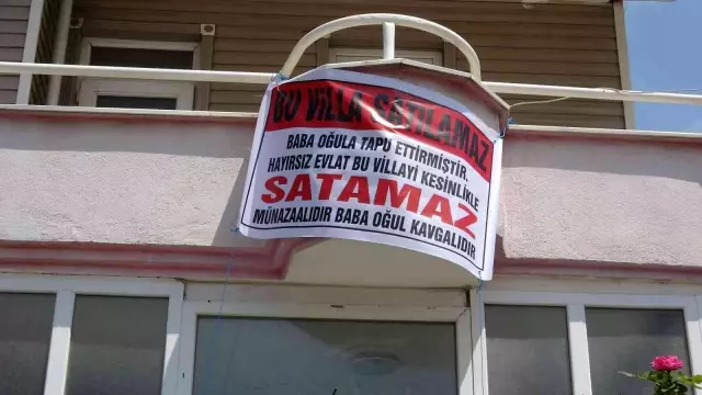 Satılık evin balkonuna asılan ilanı görenler, pazarlık dahi yapmadan mahalleyi terk ediyor