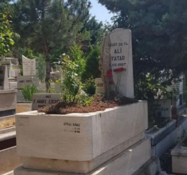 Yarbay Ali Tatar'ın mezarına çirkin saldırı! Türk bayrağını söküp götürdüler Yarbay Ali Tatar'ın mezarına çirkin saldırı! Türk bayrağını söküp götürdüler