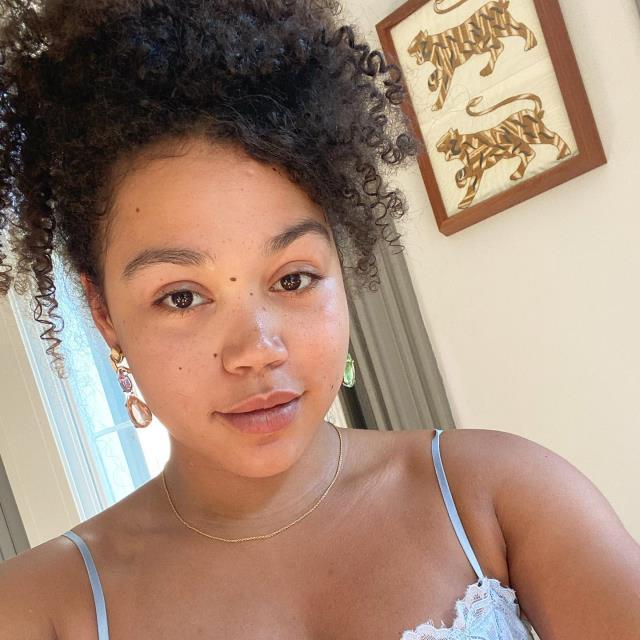 Bridgerton dizisinin yıldız oyuncusu Ruby Barker, akıl hastanesinde tedavi gördüğünü duyurdu