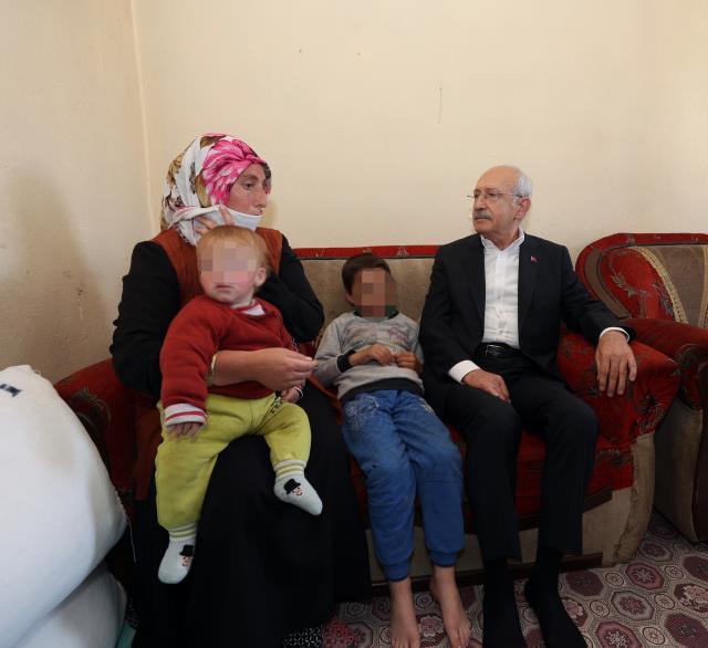 CHP Genel Başkanı Kılıçdaroğlu, Van'da elektriği kesik olan aileyi ziyaret etti