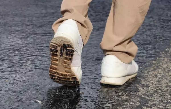 Denizli'de hava sıcaklığı asfalt eritti! Vatandaş tedirgin: Mayısta böyle, ağustos ayında ne olacak kim bilir?