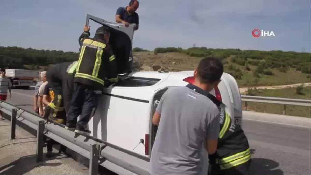 Kontrolden çıkan otomobil yan döndü... Vatandaşlar, sıkışan sürücü için seferber oldu