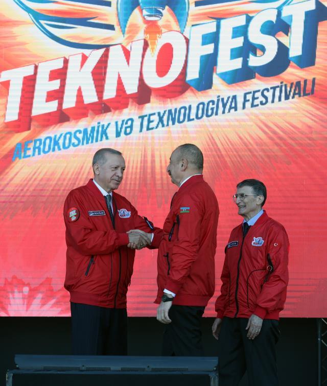 TEKNOFEST fuarında Aliyev'in sözleri alandakileri coşturdu, Erdoğan ayağa kalkıp sarıldı