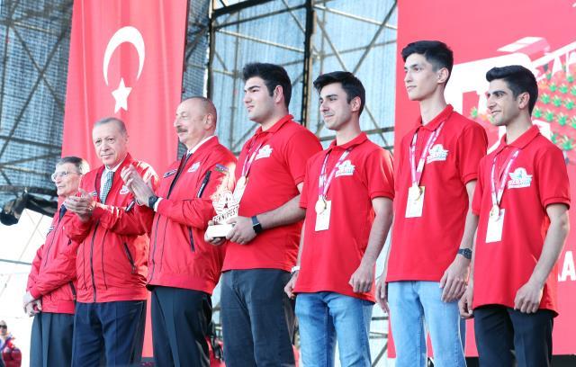 TEKNOFEST fuarında Aliyev'in sözleri alandakileri coşturdu, Erdoğan ayağa kalkıp sarıldı