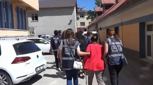 Polis 3 aydır peşlerinde! Çökeltilen fuhuş çetesinin kullandığı şifreler dikkat çekti: Beyaz peynir, fıtık, dingonun ahırı Polis 3 aydır peşlerinde! Çökeltilen fuhuş çetesinin kullandığı şifreler dikkat çekti: Beyaz peynir, fıtık, dingonun ahırı