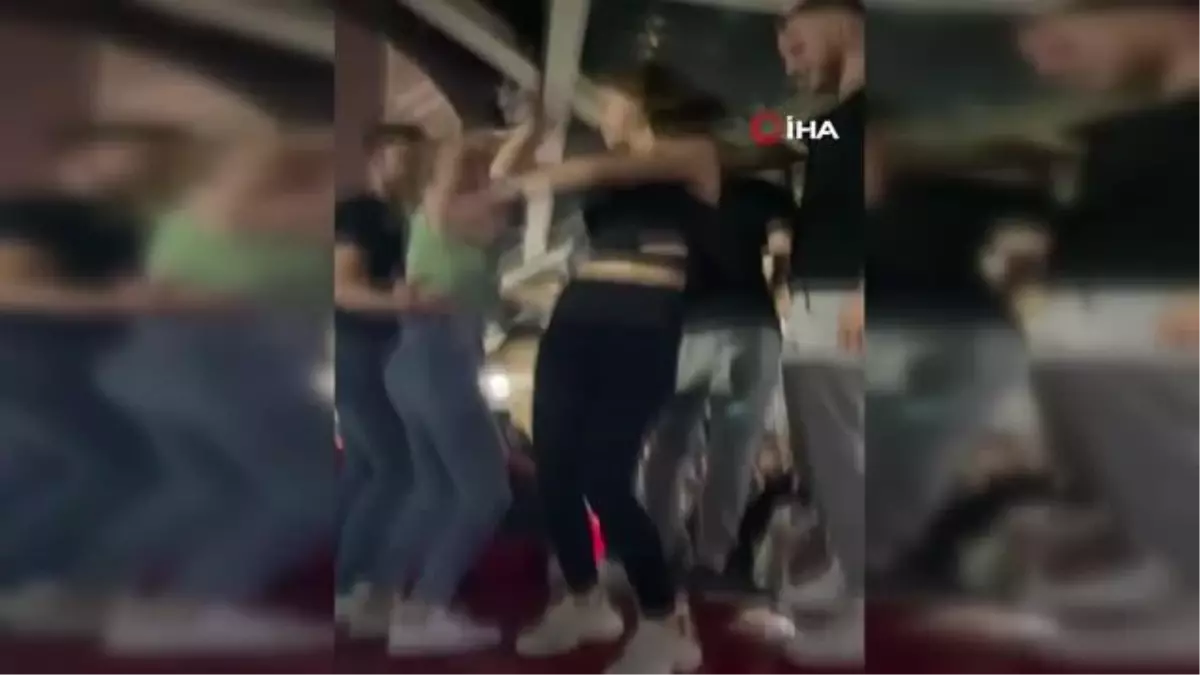 Üniversite öğrencileri yolu kapatıp eğlence yaptı