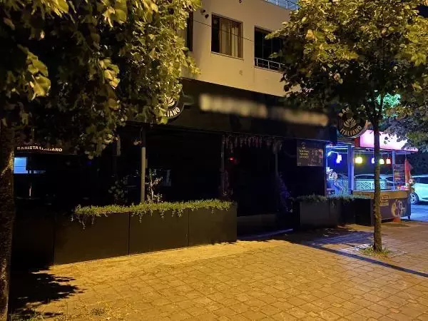 'Açık giyinmek yasaktır' yazısı olan kafede şort giyen genç kızları dışarı çıkartan personelin işine son verildi 'Açık giyinmek yasaktır' yazısı olan kafede şort giyen genç kızları dışarı çıkartan personelin işine son verildi