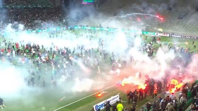 Avrupa'nın dev liginde en çok şampiyon olan takım küme düştü! Taraftar stadı ateşe verdi Avrupa'nın dev liginde en çok şampiyon olan takım küme düştü! Taraftar stadı ateşe verdi