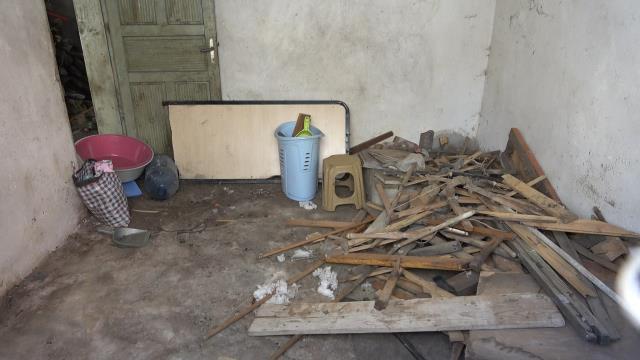 Çöp evden resmen servet çıktı! Merdivene oturan zabıtalar çuvaldaki paraları say say bitiremedi