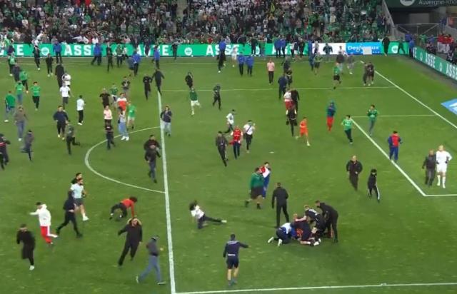 Fransa 1. Ligi'nin en çok şampiyon olan takımı küme düştü! Taraftar sahaya inip stadı ateşe verdi Fransa 1. Ligi'nin en çok şampiyon olan takımı küme düştü! Taraftar sahaya inip stadı ateşe verdi