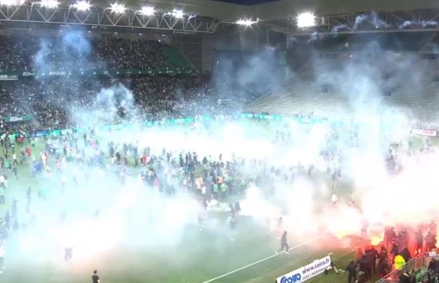 Fransa 1. Ligi'nin en çok şampiyon olan takımı küme düştü! Taraftar sahaya inip stadı ateşe verdi Fransa 1. Ligi'nin en çok şampiyon olan takımı küme düştü! Taraftar sahaya inip stadı ateşe verdi