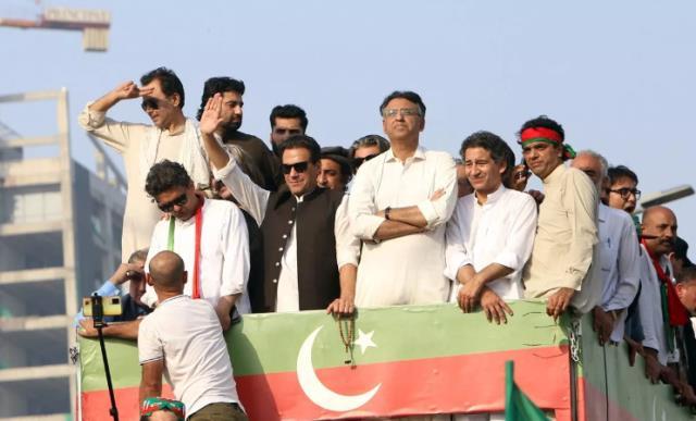 Imran Han, Şahbaz Şerif yönetimine 6 gün süre verdi: 2 milyon insanla tekrar İslamabad'a girerim Imran Han, Şahbaz Şerif yönetimine 6 gün süre verdi: 2 milyon insanla tekrar İslamabad'a girerim