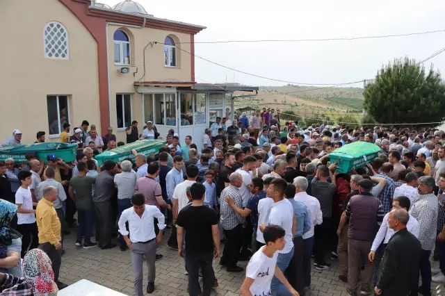 Manisa'da iki otomobilin çarpıştığı kazada 4 kişi öldü, 2 kişi yaralandı Manisa'da iki otomobilin çarpıştığı kazada 4 kişi öldü, 2 kişi yaralandı