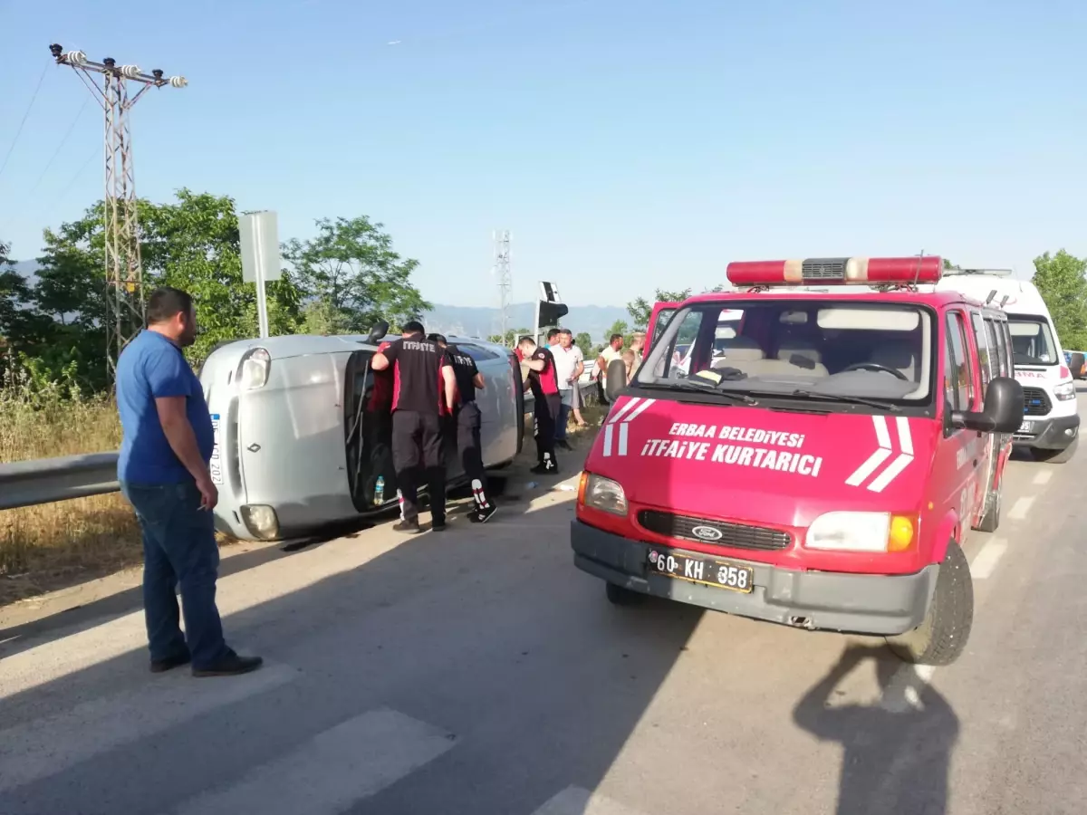 Tokat'ta bariyerlere çarpan otomobildeki 5 kişi yaralandı