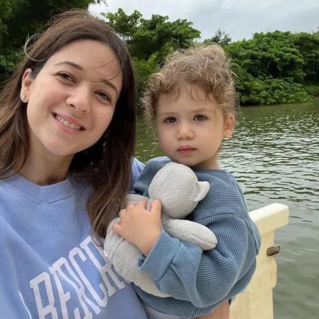 Banu Ilıcalı aile pozunu paylaştı, kızını gören herkes Acun Ilıcalı'ya benzetti