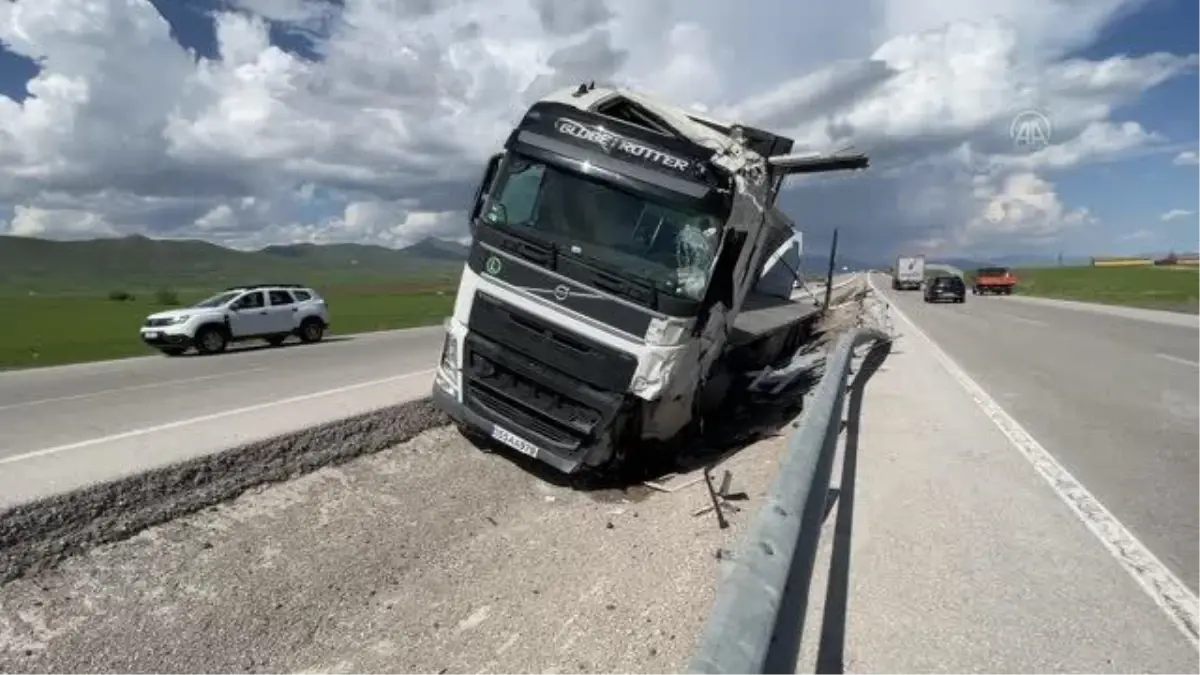Devrilen cam yüklü tırın sürücüsü yaralandı