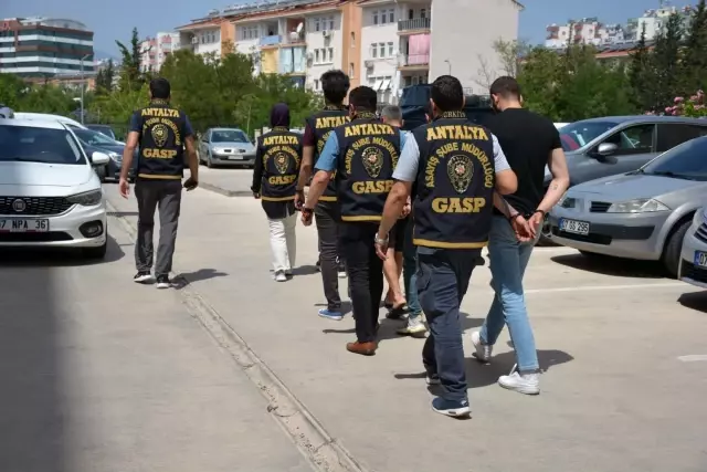 Escort olarak gittiği yerlerde çağırdığı 3 kişi ile birlikte gasp yapan 4 kişi tutuklandı