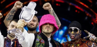 Eurovision yarışmasının şampiyonu Kalush Orkestra grubu, kupalarını ülkeleri için 900 bin dolara sattı