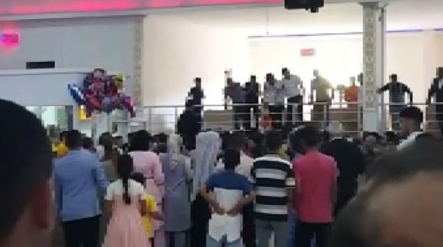 Gaziantep'teki düğünde ilginç anlar! Tavan yarıldı, gökte bir adam sallanmaya başladı Gaziantep'teki düğünde ilginç anlar! Tavan yarıldı, gökte bir adam sallanmaya başladı