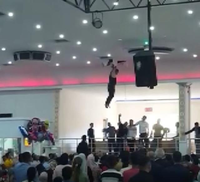 Gaziantep'teki düğünde ilginç anlar! Tavan yarıldı, gökte bir adam sallanmaya başladı Gaziantep'teki düğünde ilginç anlar! Tavan yarıldı, gökte bir adam sallanmaya başladı