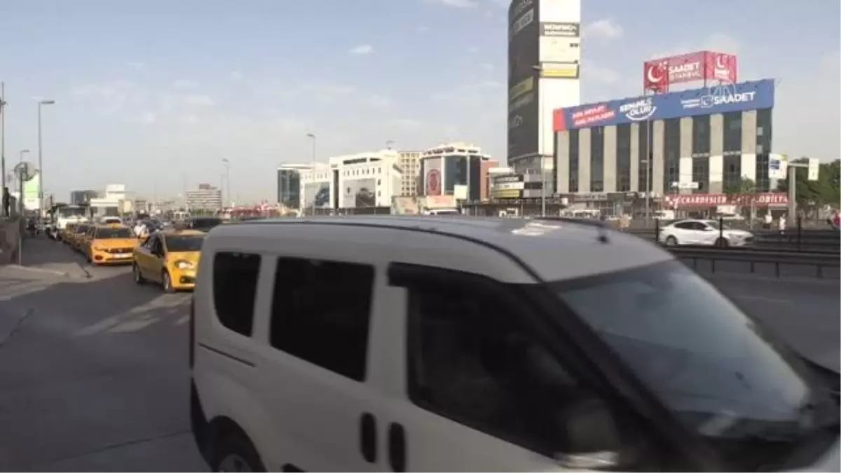 İstanbul'da haftanın ilk iş günü trafik yoğunluğu yaşanıyor