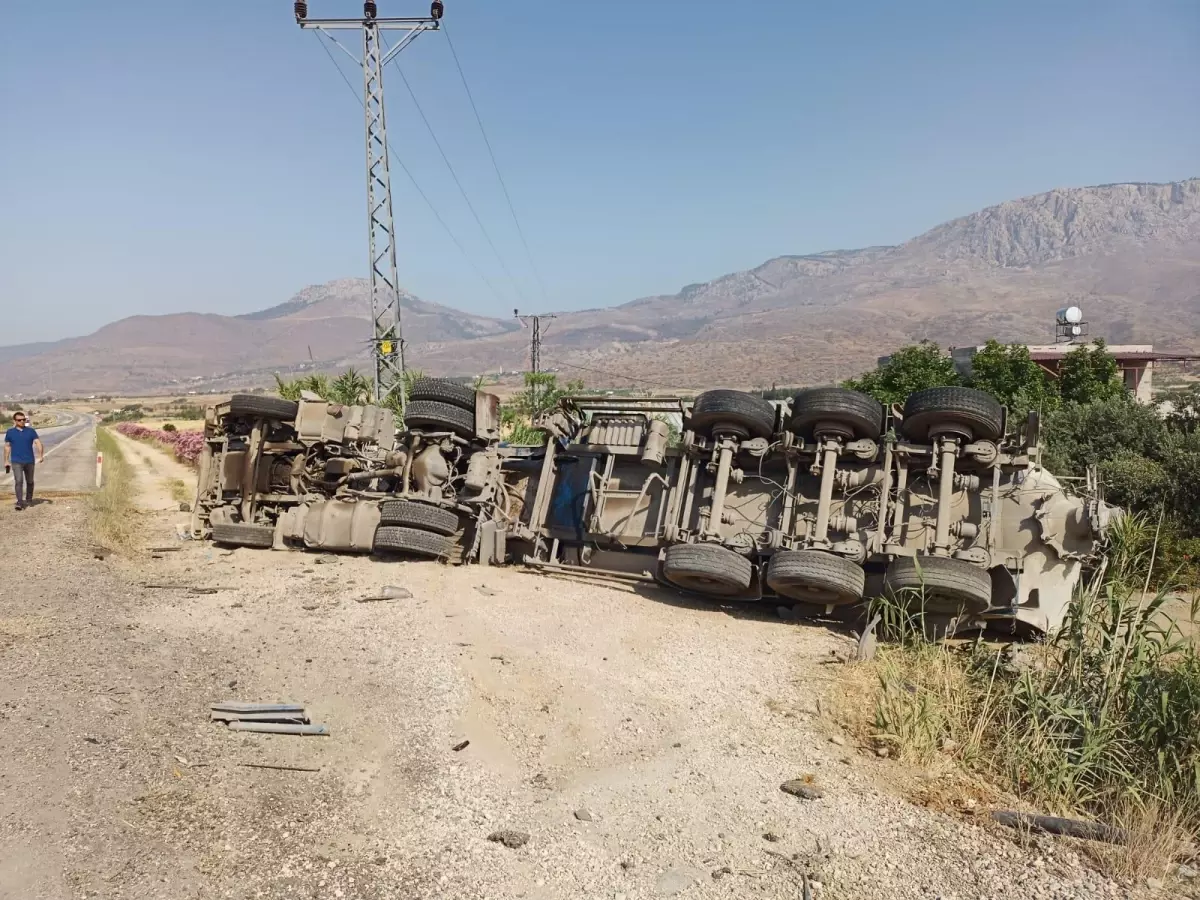 Öğrenci servisiyle tır çarpıştı, 11 kişi yaralandı