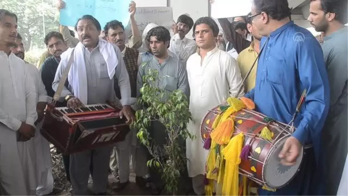 Pakistan'ın Peşever kentinde dört Afgan şarkıcının tutuklanması müzik ile protesto edildi