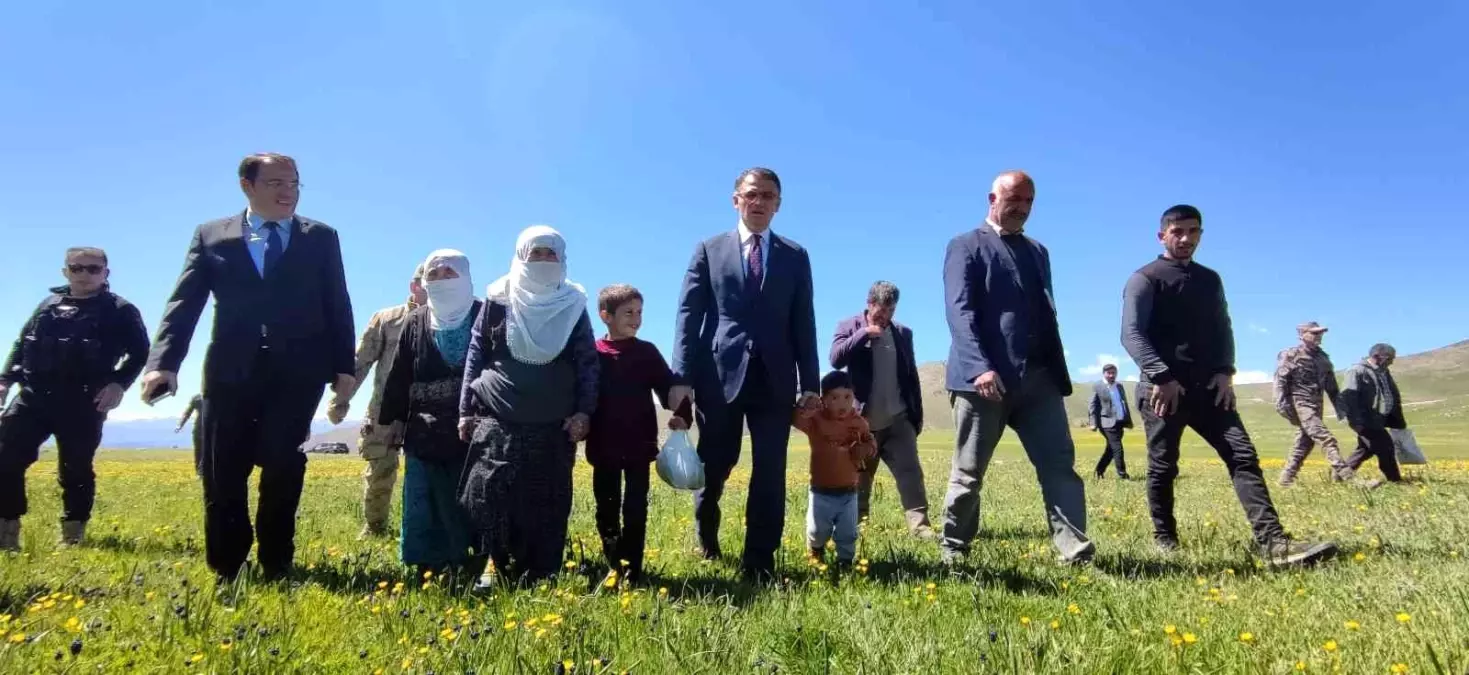Vali Balcı, İran'ın sıfır noktasında hayvanlarını otlatan çoban ve peynir otu toplayan vatandaşları ziyaret etti