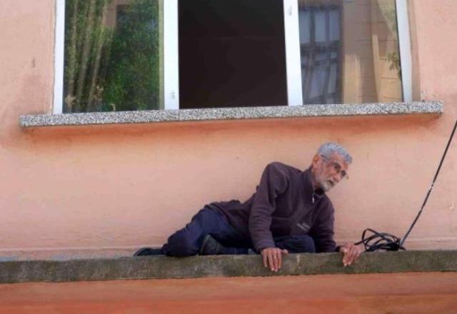 70 yaşındaki vatandaşın sundurmaya çıktığını görenler intihar girişimi sandı, gerçek ise bambaşka çıktı