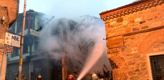 110 yıllık binada yangın çıktı! Alevlerin sıçradığı tarihi cami az kalsın küle dönüyordu