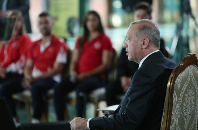 Cumhurbaşkanı Erdoğan'dan alkole gelen zamlara tepki gösterenlere yanıt: Aç sefil geziyorlar ama rakı, bira almaktan geri durmuyorlar Cumhurbaşkanı Erdoğan'dan alkole gelen zamlara tepki gösterenlere yanıt: Aç sefil geziyorlar ama rakı, bira almaktan geri durmuyorlar