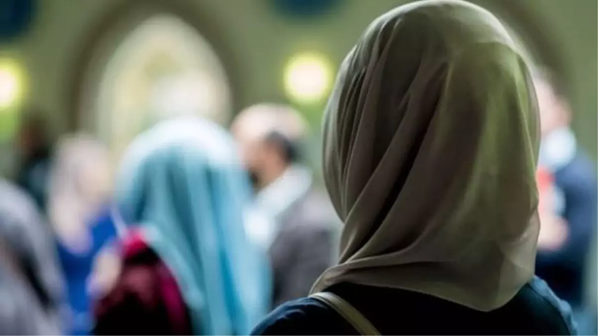 Fransa'da bir kadın 'başörtün karanlık çağların kıyafeti' denilerek restorana alınmadı