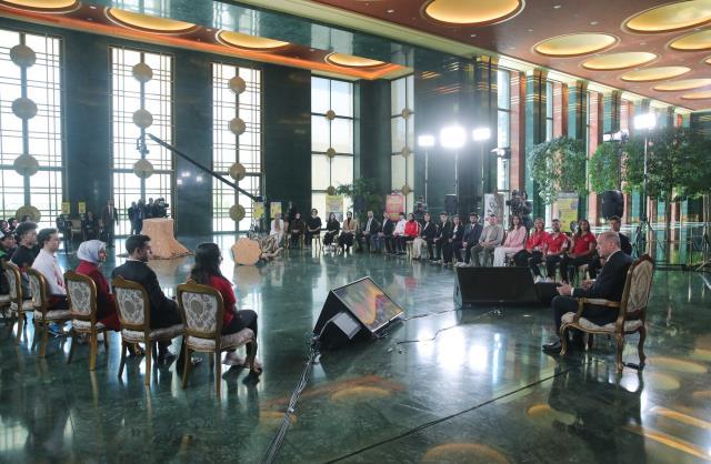 Gençlerle sohbet eden Cumhurbaşkanı Erdoğan, 'Maçtan geliyorum' diyerek attığı sayıyı söyledi, salondakiler şaşırdı Gençlerle sohbet eden Cumhurbaşkanı Erdoğan, 'Maçtan geliyorum' diyerek attığı sayıyı söyledi, salondakiler şaşırdı