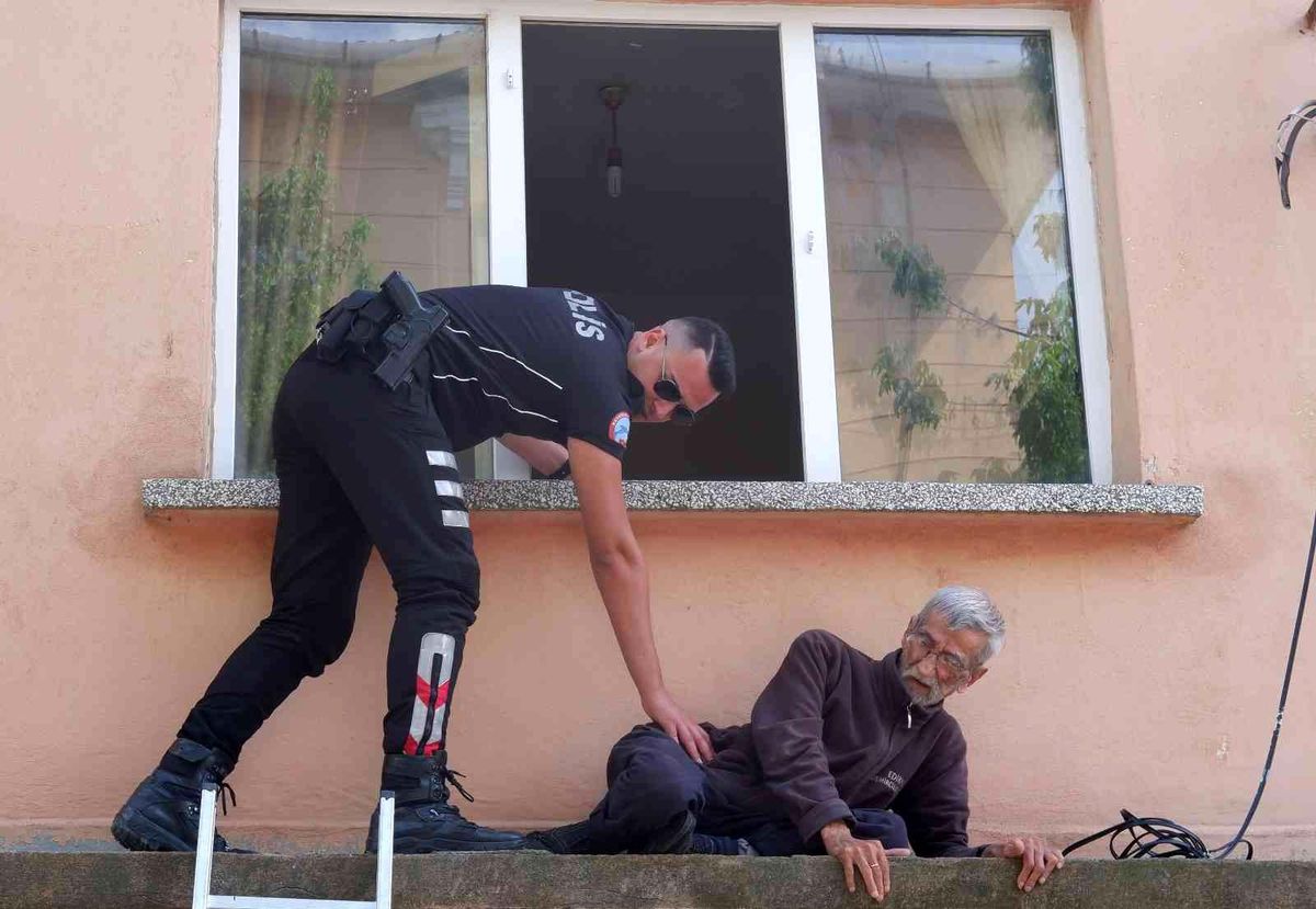 70 yaşındaki vatandaşın sundurmaya çıktığını görenler intihar girişimi sandı, gerçek ise bambaşka çıktı