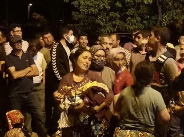 Lise öğrencisi 2 kız kayboldu, aile ve mahalle sakinleri jandarma önünde protesto gerçekleştirdi Lise öğrencisi 2 kız kayboldu, aile ve mahalle sakinleri jandarma önünde protesto gerçekleştirdi