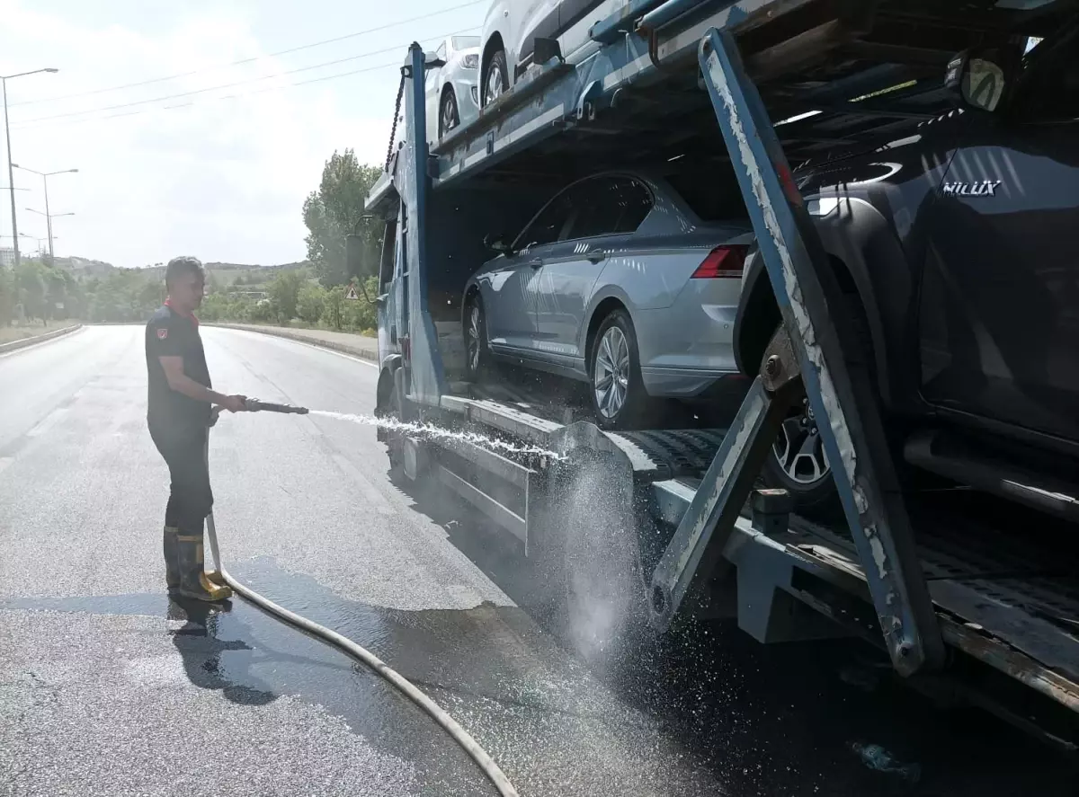 Üzeri sıfır araç yüklü tırın lastikleri bir anda alev aldı
