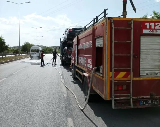 Üzeri sıfır araç yüklü tırın lastikleri bir anda alev aldı Üzeri sıfır araç yüklü tırın lastikleri bir anda alev aldı