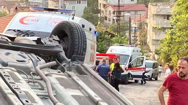Takla atan araçtan burunları bile kanamadan çıktılar Takla atan araçtan burunları bile kanamadan çıktılar
