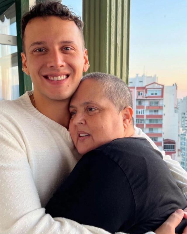 Annesi kanser tedavisi gören Edis, konserinde babasını yalnız görünce gözyaşlarına hakim olamadı