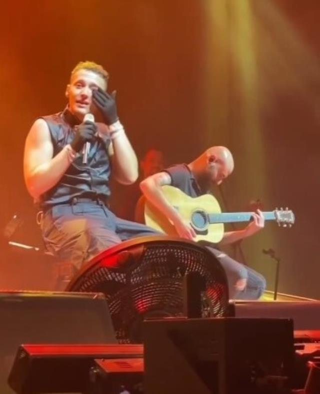 Annesi kanser tedavisi gören Edis, konserinde babasını yalnız görünce gözyaşlarına hakim olamadı