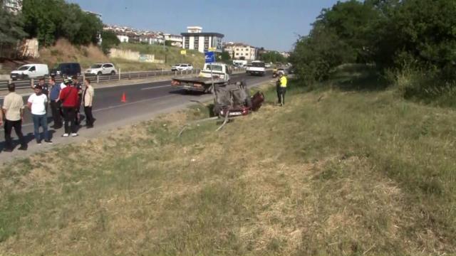 Büyükçekmece'de takla atan bir otomobil otobüs durağına daldı: 1 kişi öldü, 10 kişi yaralandı