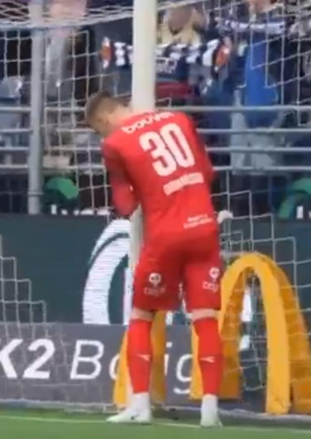 Dünya, İzlandalı kaleciyi konuşuyor! Kale direklerine yaptığı hareket ülkede infial yarattı