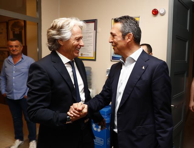 Fenerbahçe'den Jorge Jesus paylaşımı! Müzede kupayla verdiği manidar poza beğeni yağıyor