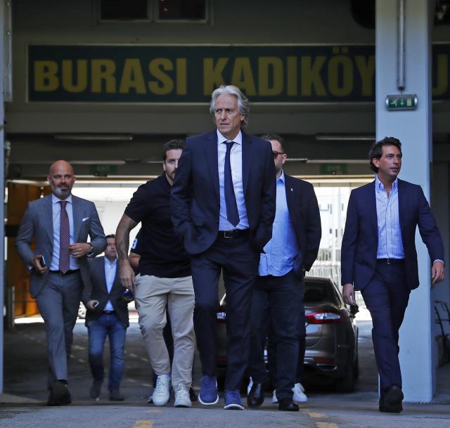 Fenerbahçe'den Jorge Jesus paylaşımı! Müzede kupayla verdiği manidar poza beğeni yağıyor