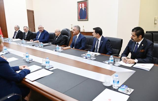 İnce, MHP'yi ziyaret etti! Görüşmeye Devlet Bahçeli'nin çıkıştaki hareketi damga vurdu