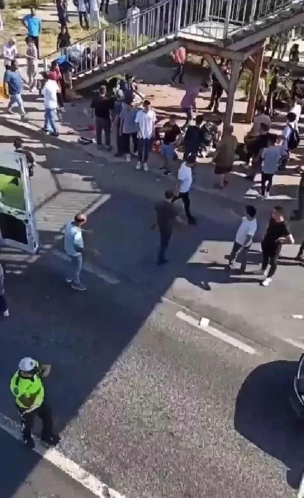 Büyükçekmece'de takla atan bir otomobil otobüs durağına daldı: 1 kişi öldü, çok sayıda yaralı var