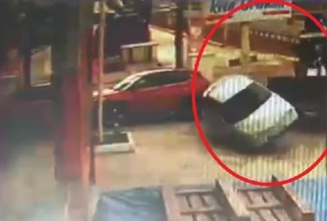 Sürücüye kızıp kepçe ile otomobile takla attıran operatör tutuklandı Sürücüye kızıp kepçe ile otomobile takla attıran operatör tutuklandı