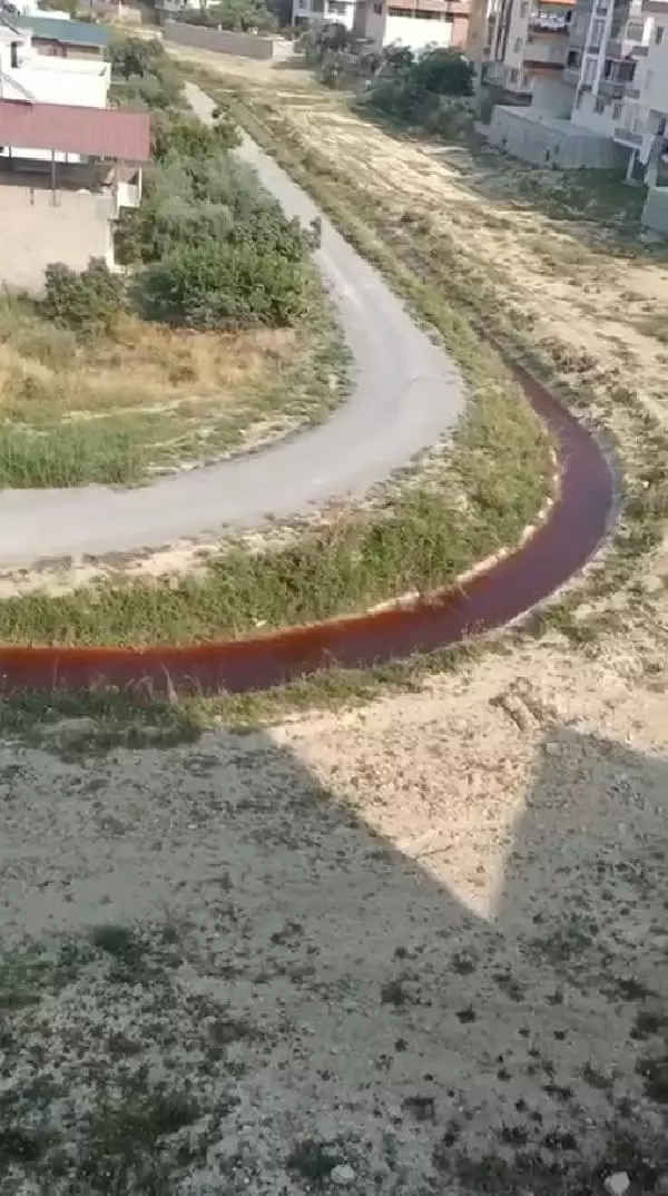 Mersin'de mahalleden geçen su kırmızı renge büründü! Yetkililer inceleme başlattı
